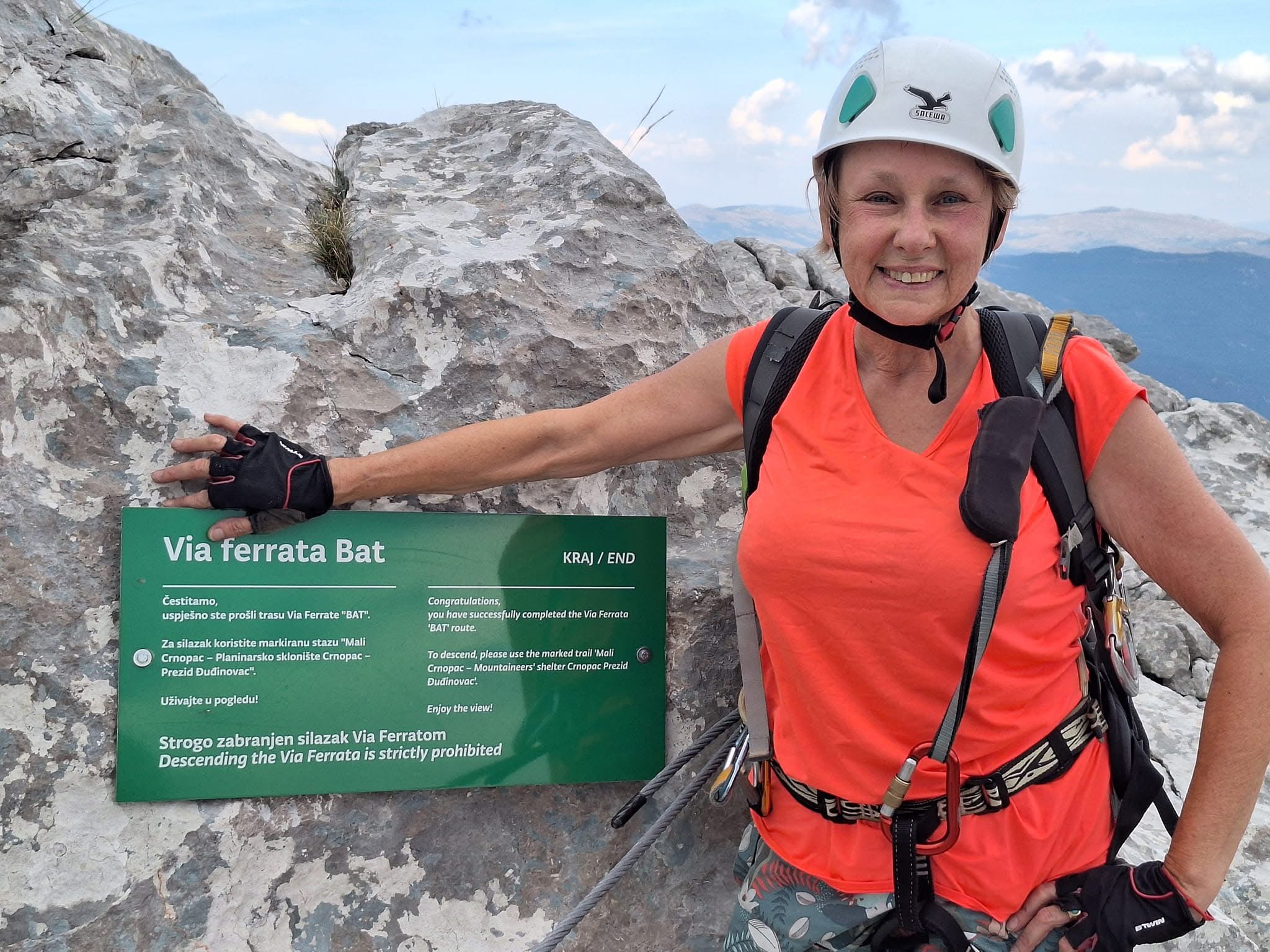 Wspinaczka na via ferratach to wyzwanie, które łączy trekking z elementami wspinaczki w górskim terenie.