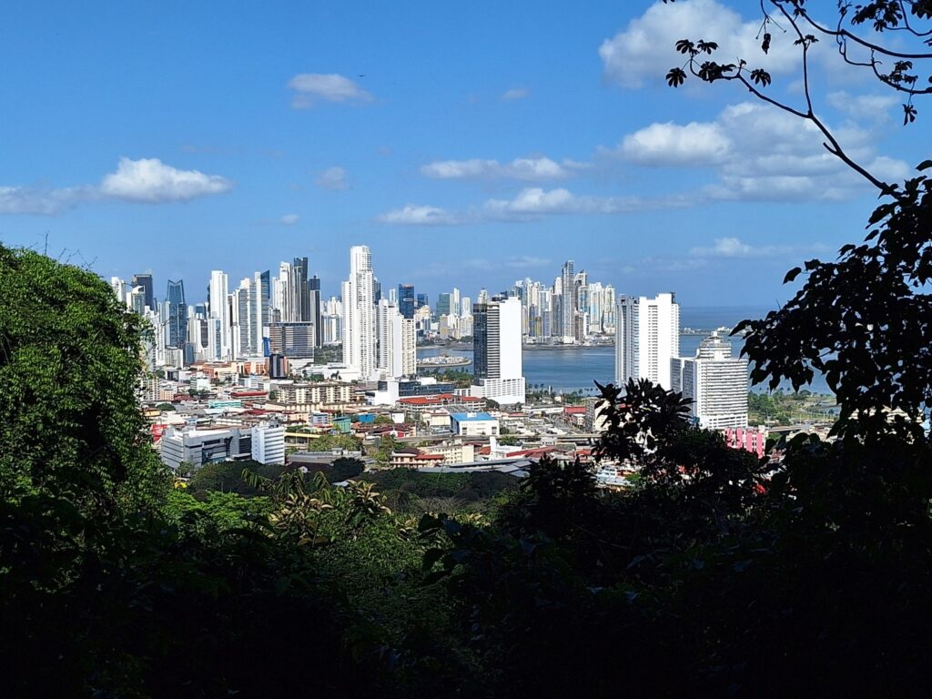 Panorama Panama City z nowoczesnymi wieżowcami nad Oceanem Spokojnym.