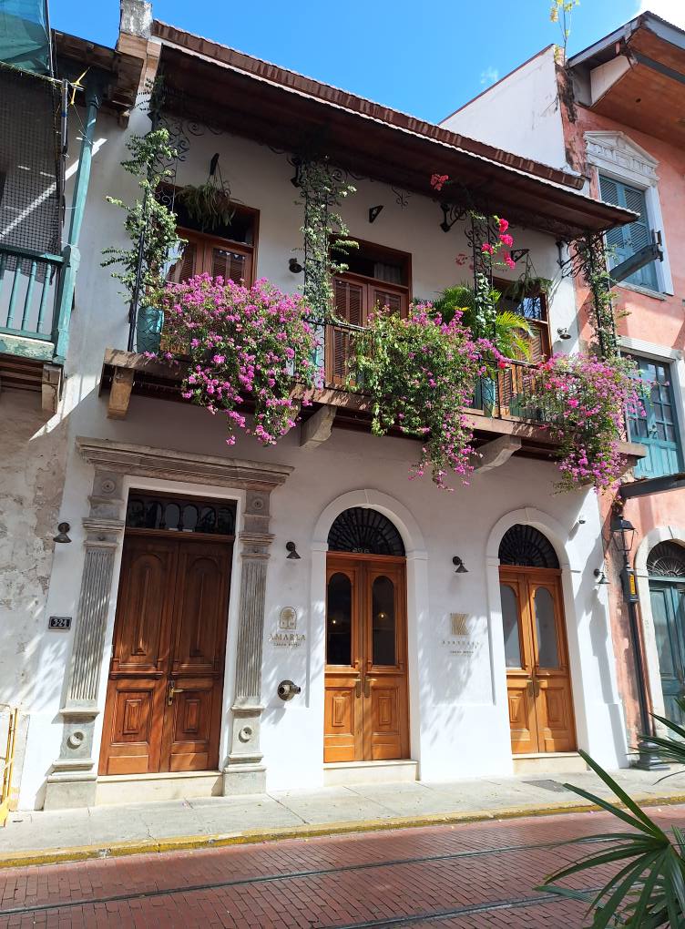Casco Viejo Kolonialna architektura w Casco Viejo, Panama City – kolorowe kamienice z balkonami i wąskie uliczki.