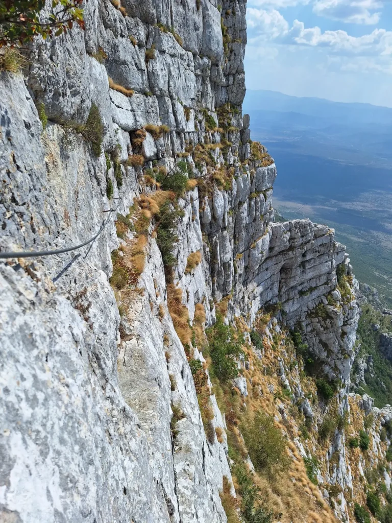 Formacja skalna na trasie Dinnara Via Ferrata w Górach Dynarskich na górze Dinara w Chorwacji, fragment żelaznej drogi wspinaczkowej