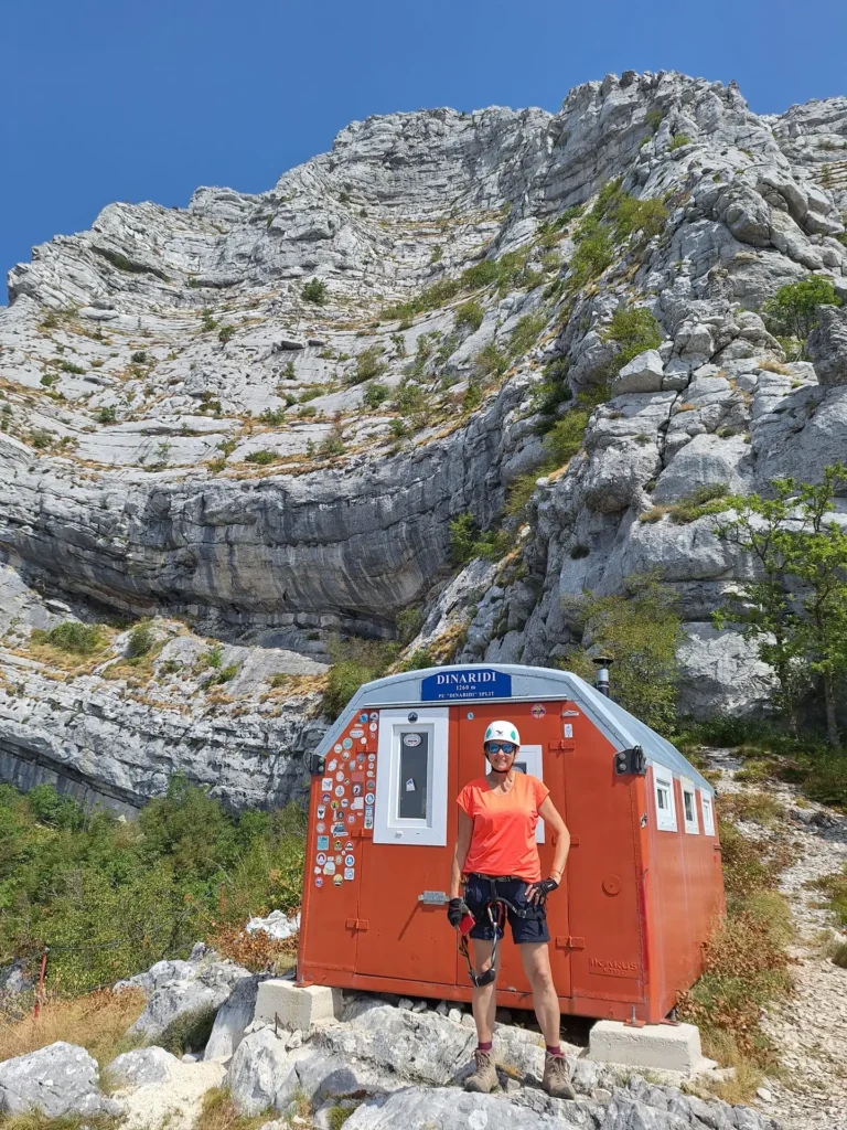 Schron na trasie Dinnara Via Ferrata w Górach Dynarskich na górze Dinara w Chorwacji, punkt odpoczynku dla wspinaczy i turystów