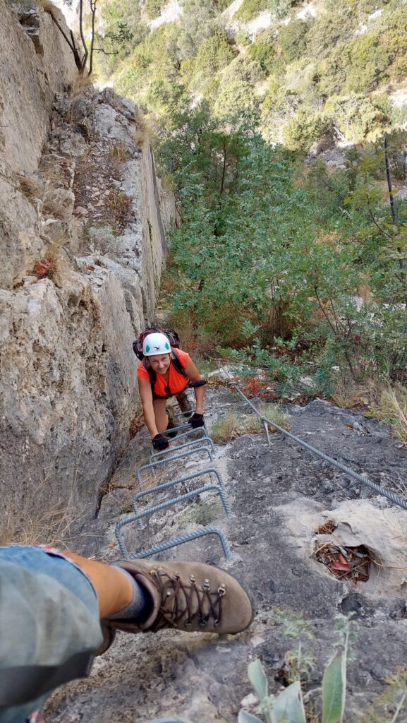 Widok na drabinkę via ferrata na Hvarze