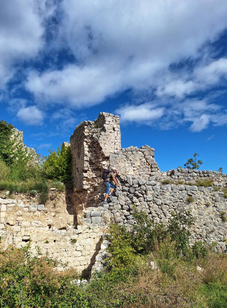 Ruiny w okolicy Mostaru, malownicza sceneria