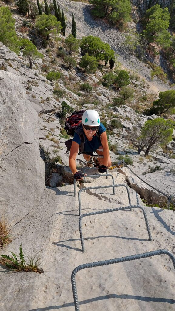 Wspinaczka po drabince na via ferrata w Omis
